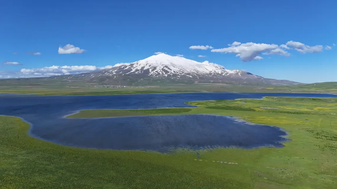 Süphan Dağı ve Cil Gölü manzarası büyülüyor