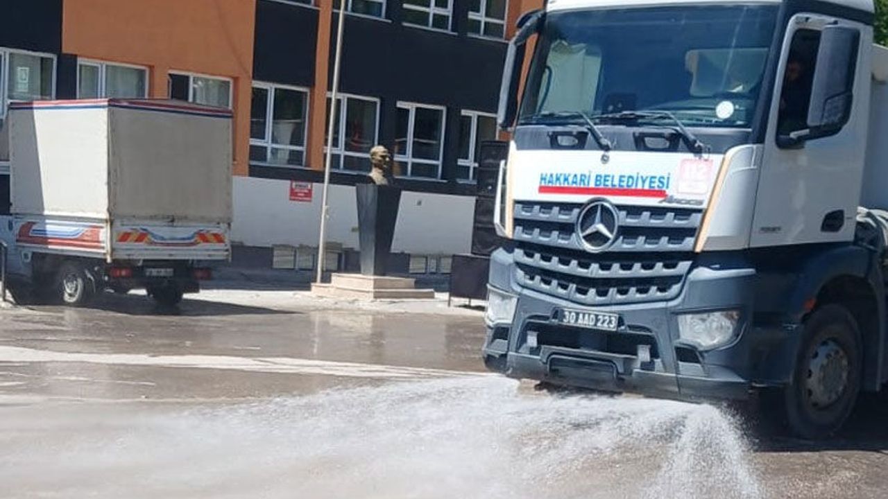 Hakkari'de okul ve cami önleri yıkandı