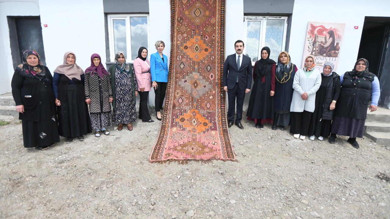 Kars'ta kurulan kadın kooperatifi halıcılığı canlandırıyor