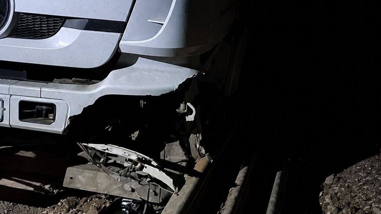 Hakkari’de gece yarısı TIR kazası: Facia son anda önlendi
