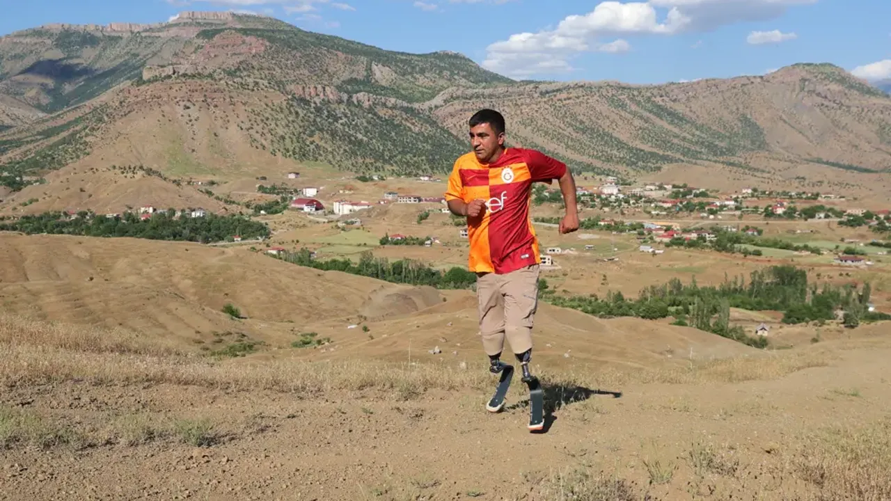 Hakkarili müezzin protez bacaklarıyla engel tanımı