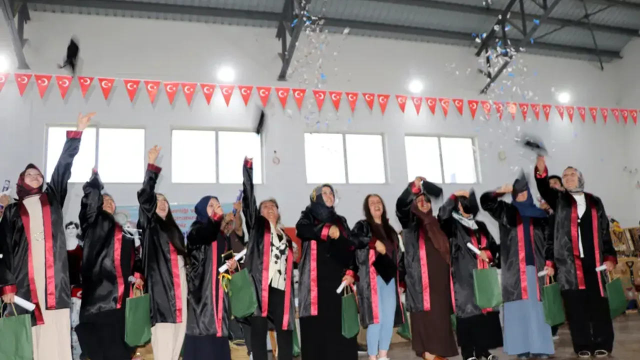 56 yaşında lise diploması alıp kep attı; hedefi üniversite