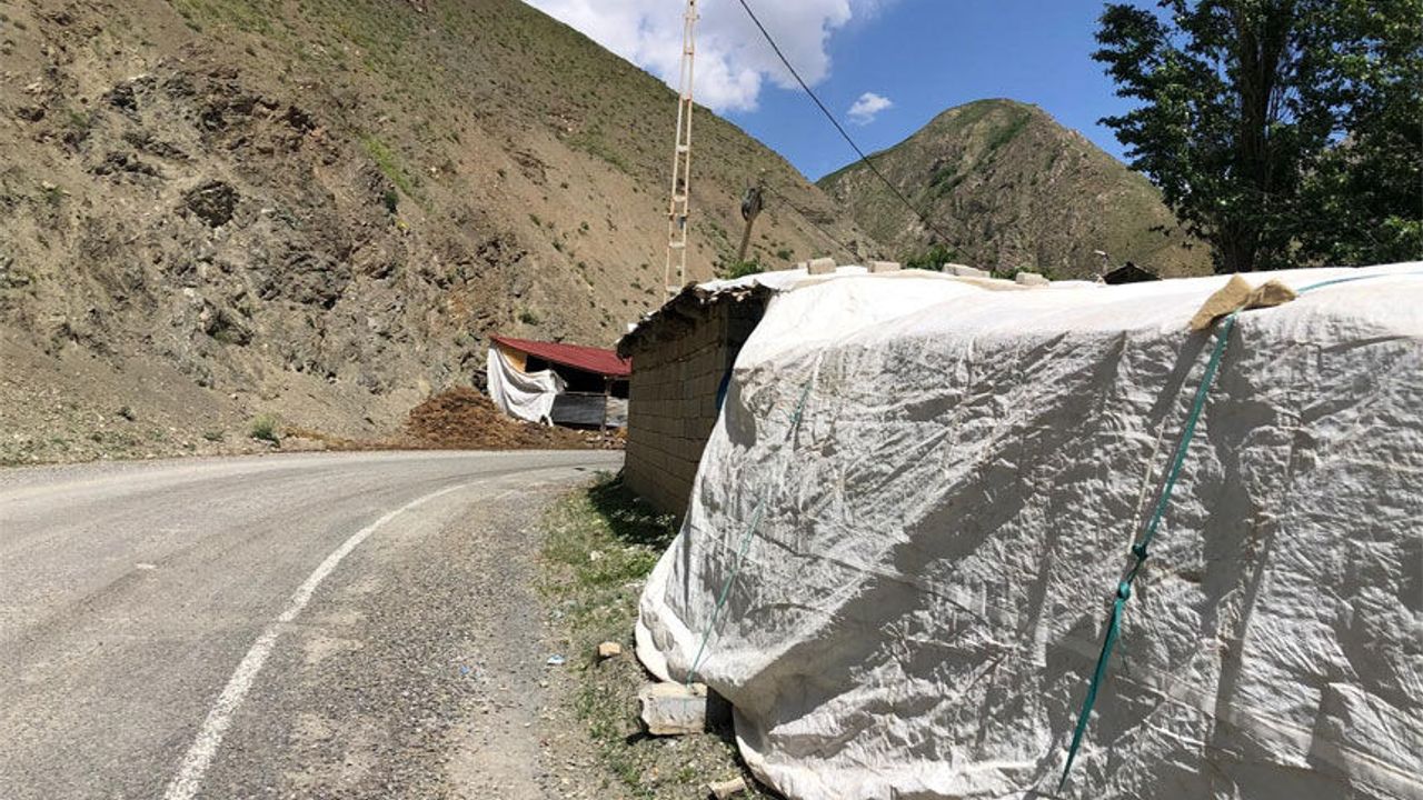 Hakkari'de yol kenarındaki yapı tehlike saçıyor