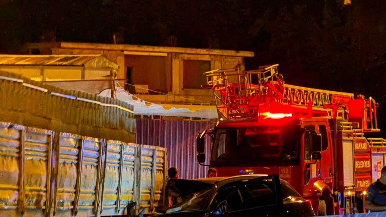 Hakkari’de trafik kazası: Tırın altına giren otomobilde 4 yaralı