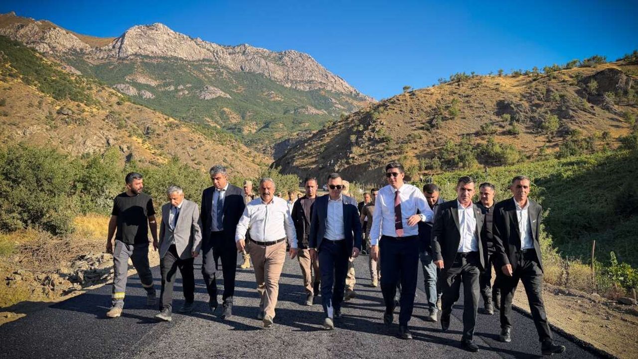 Hakkari’nin Şemdinli ilçesinde köy yollarına sıcak asfalt