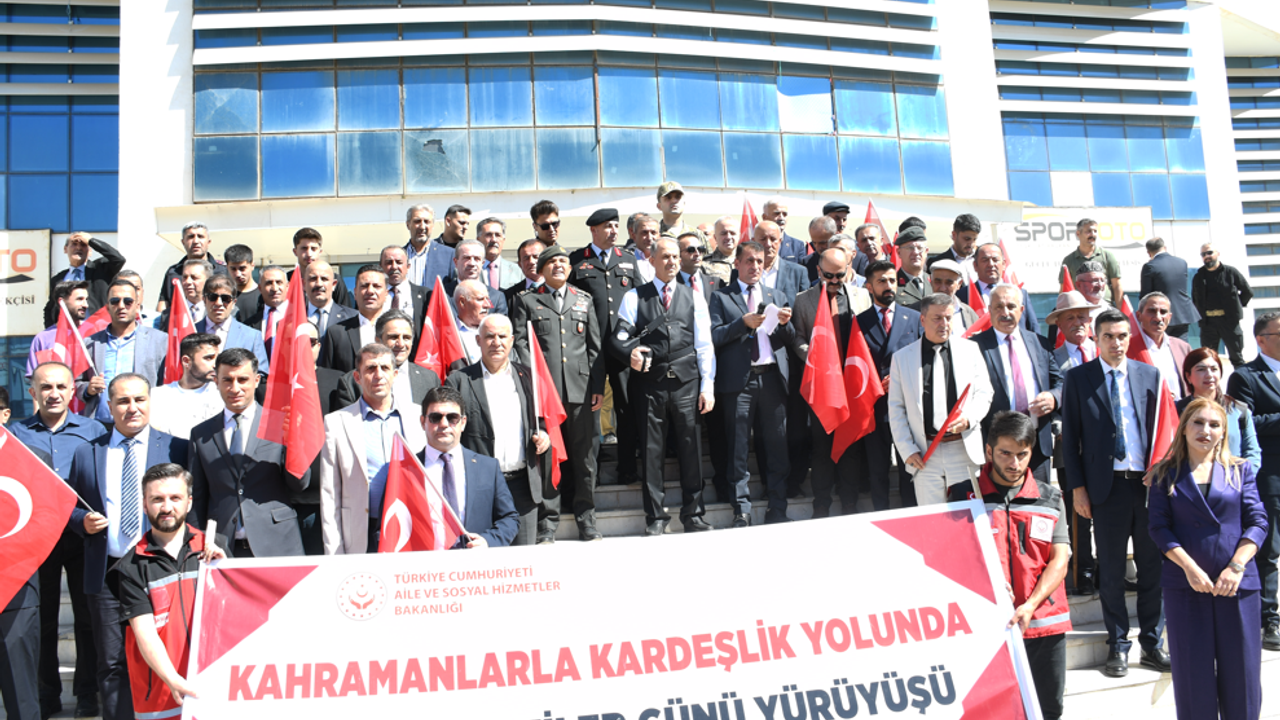 Hakkari’de Gaziler Günü dolayısıyla yürüyüş düzenlendi