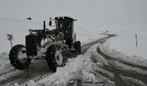 Hakkari’de kar engeli: Yollar kapandı, hayat zorlaştı