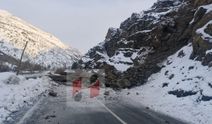Hakkari–Çukurca yolunda heyelan; yol ulaşıma kapandı