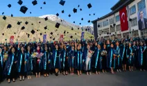 Hakkari Üniversitesi’nde mezuniyet coşkusu: 800 öğrenci kep attı