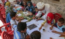 Kuran kursunda hat sanatını da öğreniyorlar