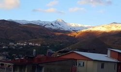 Hakkari'de yüksek kesimlere kar yağdı.