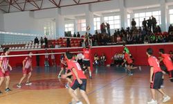 Vali Toprak Voleybol maçı izledi.