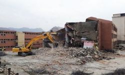 Hakkari’de eski okullar yıkılıyor.