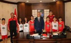 12 Dev Adam Basketbol Okulundan Vali Toprak'a Ziyaret