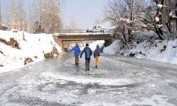 Yüksekova'da Buz Tutan Dere Kayak Pistine Dönüştü