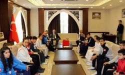 HAKKÂRİ’DEKİ SPORCULARDAN VALİ TOPRAK’A ZİYARET