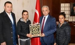 Hakkarigücü spor kulübü üyeleri  Vali Toprak'ı ziyaret etti