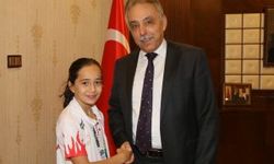Vali Toprak, muay thai dünya üçüncüsü sporcuyu ödüllendirdi