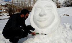 Sanatını karda icra ediyor