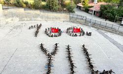 Hakkari'de öğrenciler "100. Yıl" ve "ay yıldız" koreografisi oluşturdu