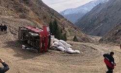 Hakkari'de saman yüklü araç devrildi