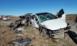 Otomobillerin çarpıştığı kazada 2 kişi öldü
