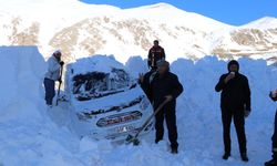 Bahçesaray'da çığ altında kalan 2 araçtan biri çıkarıldı