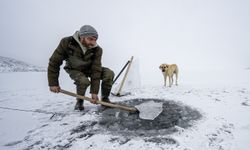 Buzla kaplanan gölde 30 yıldır "Eskimo usulü" balık avlıyor