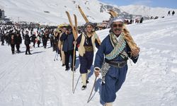 Şemdinli'den gelen kayakçılar festivale renk kattı