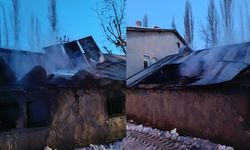 Çukurca'da yangın bir ev kullanılmaz hale geldi