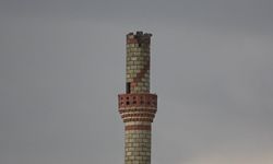 Siirt'teki caminin minaresine yıldırım isabet etti