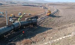 Kırıkkale'de raydan çıkan yük treni devrildi