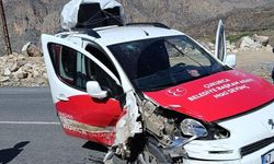 Çukurca'da MHP seçim aracı kaza yaptı