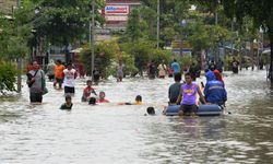 Endonezya'daki selde 40 bin kişi yerinden oldu