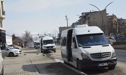 Yüksekova'da otogar yok araçlar kaldırıma park ediliyor