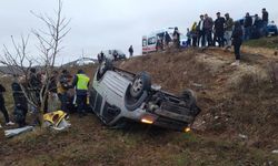 Hafif ticari aracın devrildiği kazada 7 kişi yaralandı