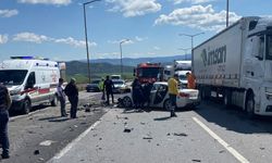 Otomobil ile TIR’ın çarpıştığı kazada 2 kişi öldü