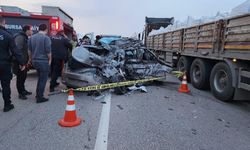 Otomobilin TIR'ın altına girdiği kazada 2 kişi öldü