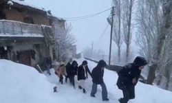 Yolu kardan kapanan mahallede öğrencilerin kar çilesi