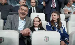 Bakan Tekin, çocuklarla Beşiktaş tribününde maç izledi