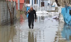 Yüksekova'da sağanak nedeniyle evleri su bastı