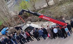 Hakkari'de virajı alamayan araç dereye yuvarlandı