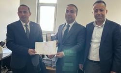 Büyükçiftlik Belediye Başkanı Çiçek, mazbatasını aldı