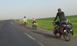 İsrail'e tepki için bisikletle yola çıkan Fransız aile Şırnak'ta
