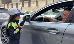 Çocuklar temsili polis olup trafikte denetim yaptı
