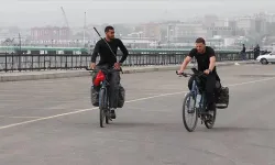 Hacca gitmek için bisikletle yola çıktılar