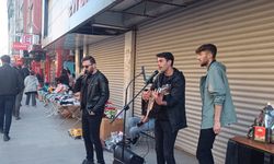 Hakkari’de Aloz Grup sokakta müzikle insanları eğlendiriyor