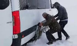 Kar yağışı nedeniyle sürücüler araçlarına zincir taktı