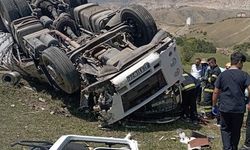 Siirt'te devrilen TIR'ın sürücüsü öldü, ağabeyi yaralandı