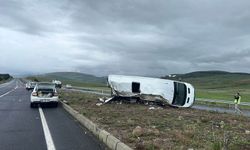 Ardahan'da servis minibüsü devrildi: 1 ölü, 13 yaralı